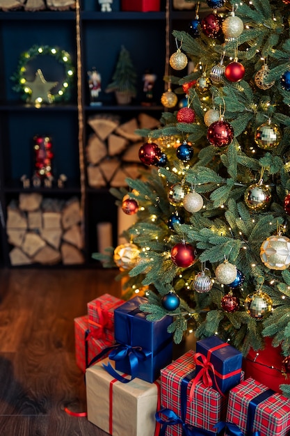 Interior navideño con estanterías