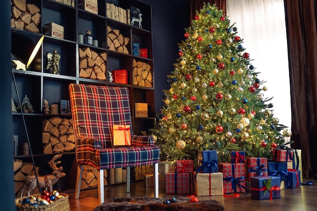 Interior navideño con estanterías