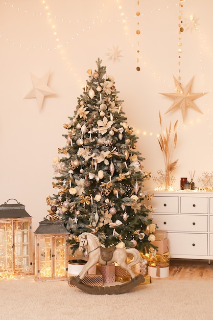 Interior navideño luminoso con un árbol y guirnaldas en una casa acogedora