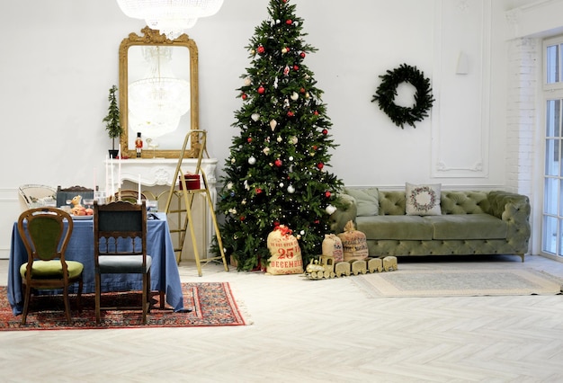 Interior navideño de sala de estar moderna en estilo vintage
