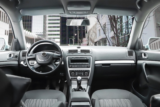 interior negro de un coche moderno tablero de instrumentos volante de cuero de lujo controles automáticos puertas en el interior