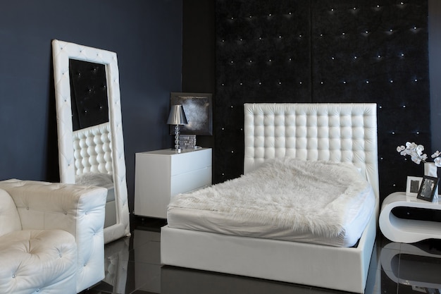 Foto interior negro de lujo oscuro moderno con muebles elegantes blancos