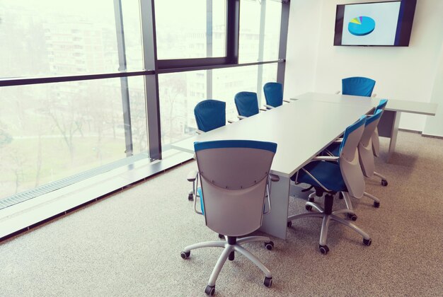 Foto interior de la nueva sala de reuniones de oficina moderna con grandes ventanas