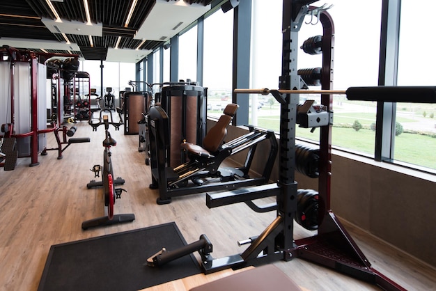 Interior del nuevo gimnasio moderno con equipamiento