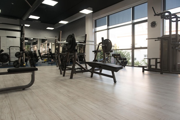 Interior del nuevo gimnasio moderno con equipamiento