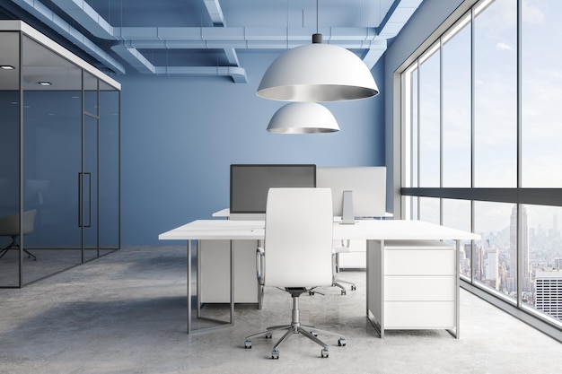 Interior de oficina azul con vista a la ciudad