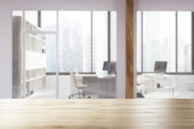 Interior de oficina blanco y de vidrio con suelo de hormigón, ventanas panorámicas y mesas blancas con sillas y estanterías. Representación 3d maqueta borrosa