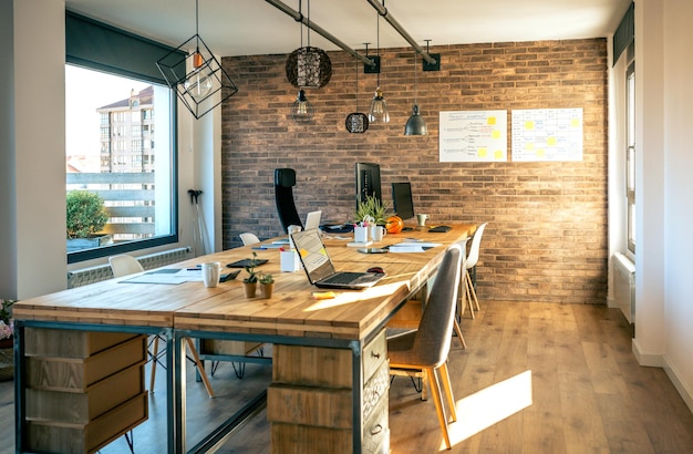 Interior de la oficina de coworking de estilo industrial