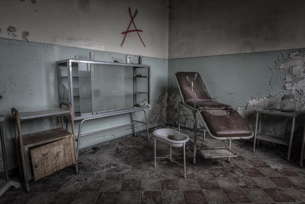 Foto interior de una oficina de dentista abandonada