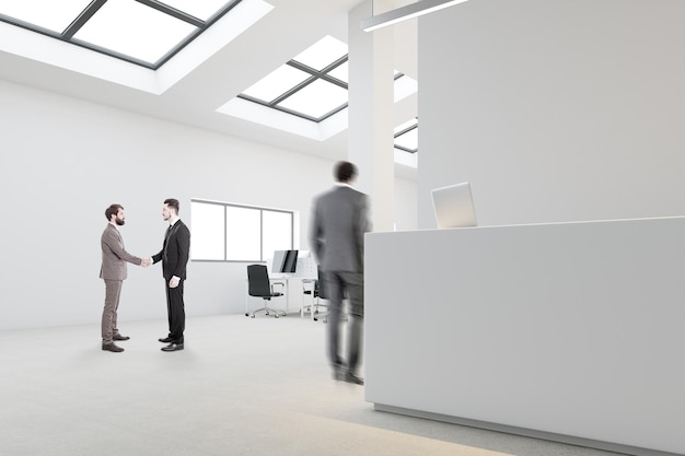 Interior de oficina de espacio abierto blanco con un mostrador de recepción blanco y filas de mesas de computadora. Una vista lateral, gente de negocios caminando. maqueta de renderizado 3d