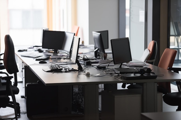 interior de oficina de inicio vacío con computadoras modernas y monitores de pantalla dual