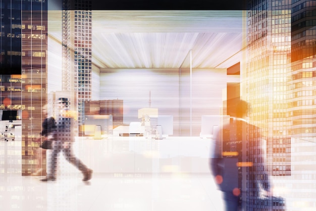 Interior de oficina de loft de pared de madera con mesas blancas con computadoras y paredes de vidrio y madera. Un mostrador de recepción. Gente. Representación 3d simulacro de imagen tonificada doble exposición borrosa