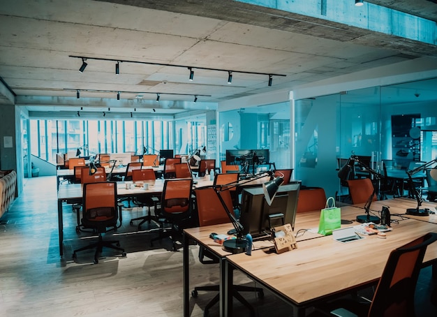Interior de una oficina moderna de planta abierta sin personas