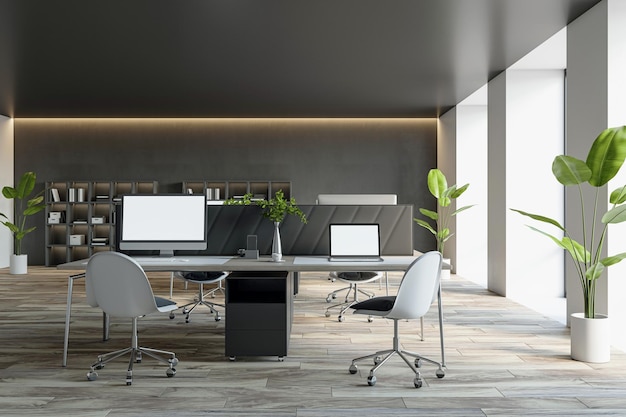 Un interior de oficina moderno con escritorios, sillas, computadoras, estantes, plantas decorativas y grandes ventanas en un piso de madera.