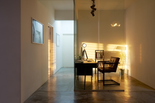 Interior de la oficina de Soho con iluminación y sombra de la hora dorada del atardecer, diseño de interiores de estilo loft