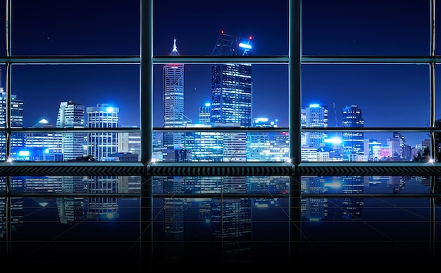 Interior de oficina vacío y limpio moderno con ventanas de vidrio Escena nocturna de fondo del horizonte de la ciudad de Perth