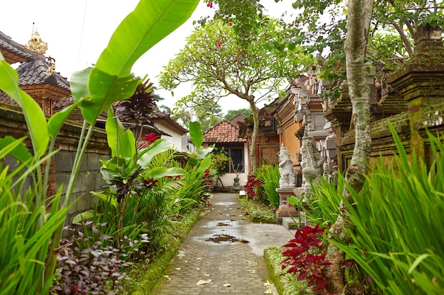 Interior del patio de una casa en la isla de Bali