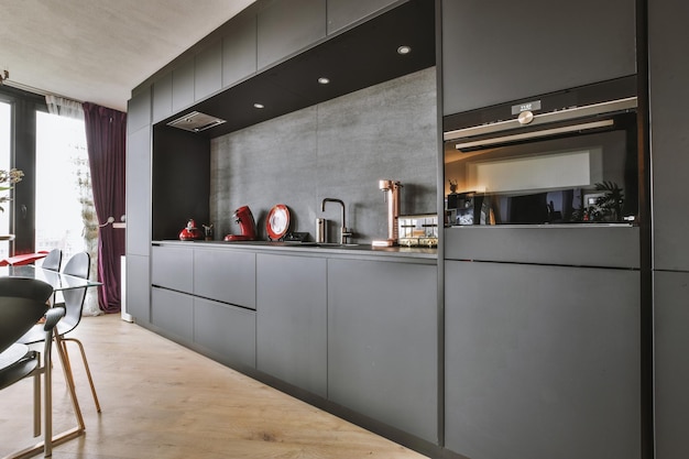 El interior de una pequeña cocina de estilo negro y minimalista en un apartamento moderno