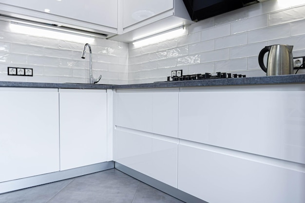 interior de una pequeña cocina moderna con muebles blancos