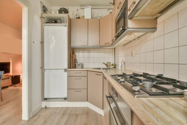 El interior de una pequeña cocina.