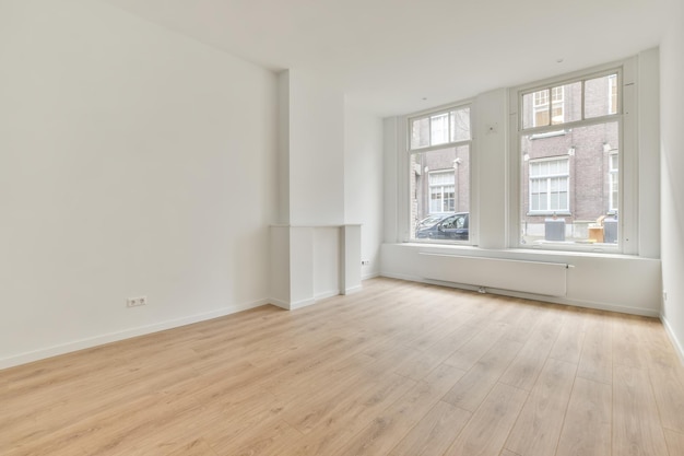 El interior de una pequeña habitación en blanco.