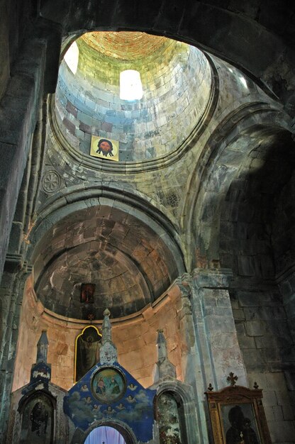 Interior pintado del monasterio ortodoxo Tsminda Sameba en Kazbegi, Georgia