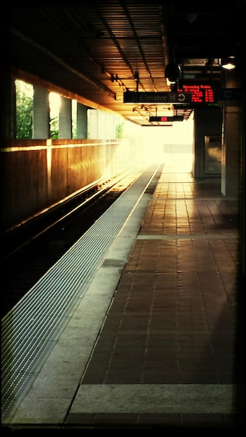 Foto interior en la plataforma de la estación de tren