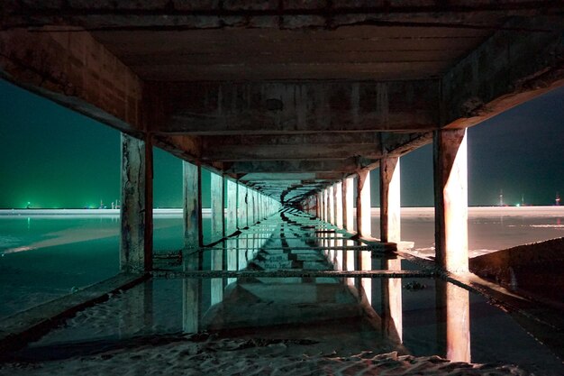 Foto interior del puente sobre el mar