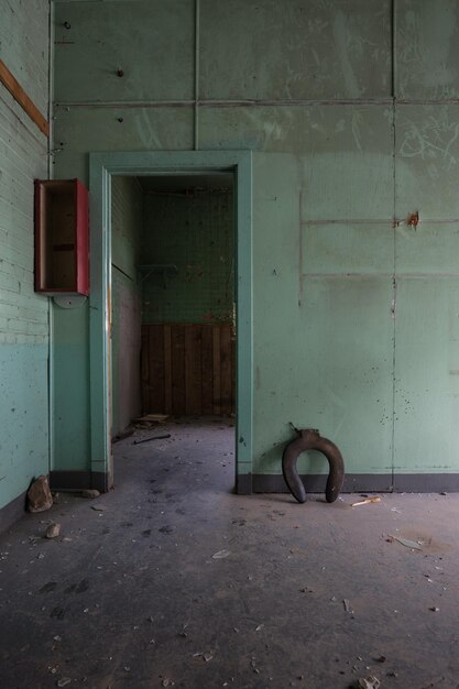 Foto interior de una puerta abandonada