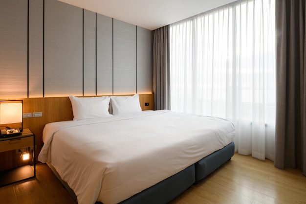 Interior quente e aconchegante do espaço do quarto de cama com cama Decoração aconchegante