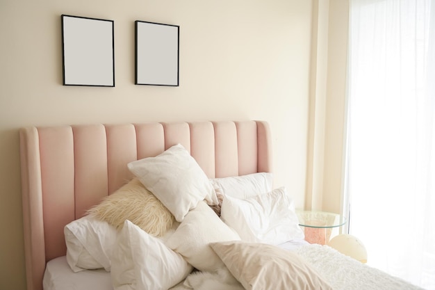 Interior quente e aconchegante do espaço do quarto de cama com moldura de pôster rosa simulada Decoração de casa aconchegante