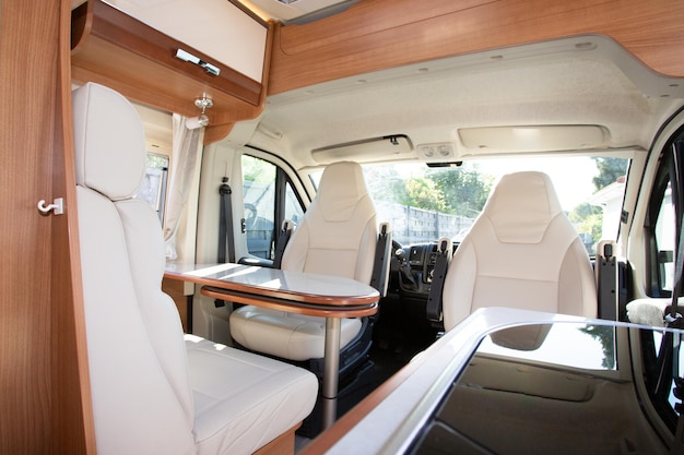 Interior recreativo del vehículo en vista de madera de autocaravana moderna autocaravana rv van