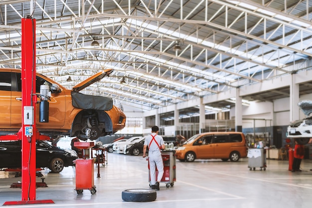 Interior de una reparación de automóviles en estación de servicio de garaje