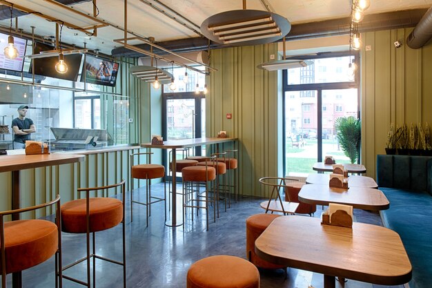 Interior de un restaurante, diseño moderno en pocos colores, naranja y azul.