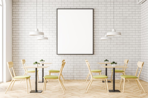 Interior de restaurante minimalista con paredes de ladrillo blanco, un piso de madera y mesas de madera con sillas. Un marco de cartel vertical en blanco.