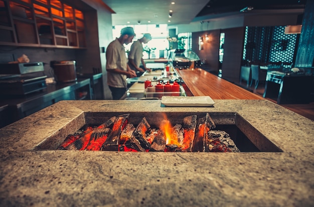 Interior del restaurante moderno con chimenea closeup