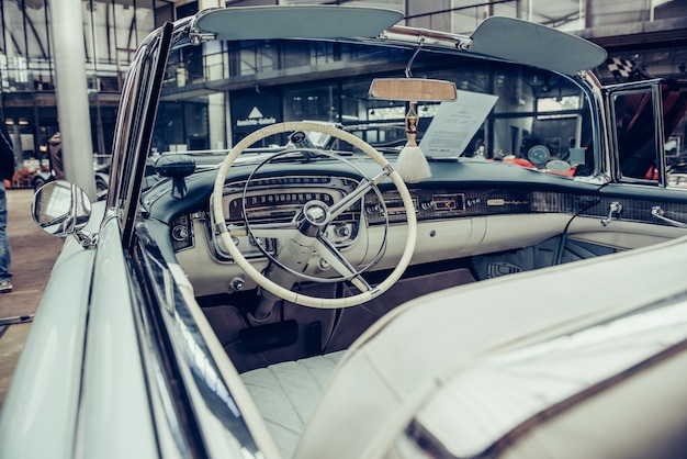 Interior retro del automóvil viejo