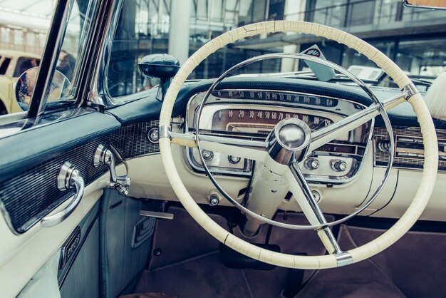 Interior retro del automóvil viejo