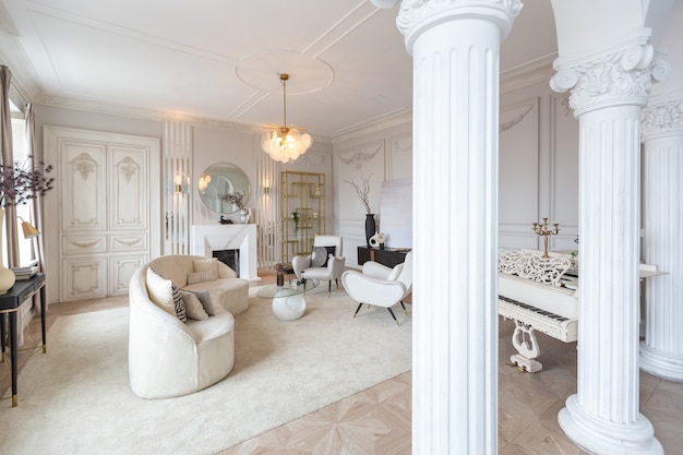 Interior rico e luxuoso de um quarto aconchegante com móveis modernos e elegantes e piano de cauda, decorado com colunas barrocas e estuque nas paredes
