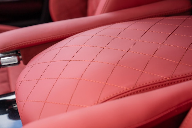 Interior rojo de un coche moderno.