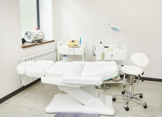 Interior de la sala de belleza moderna equipada con aparatos y equipos médicos modernos para el tratamiento de la piel y la terapia de belleza en la clínica de spa de lujo contemporáneo