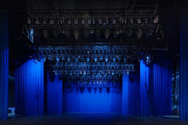 Interior de una sala de conciertos de conferencias blanca o teatro con escena azul