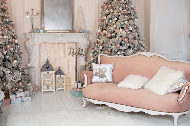 Interior de la sala de estar con estilo en colores rosa y blanco para Navidad