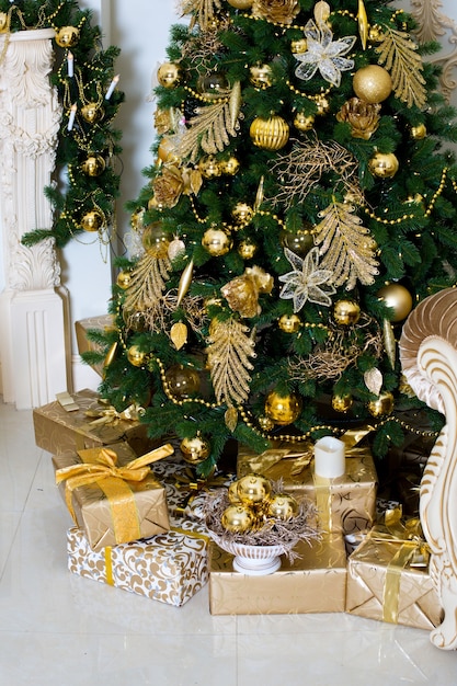 Interior de sala de estar de lujo decorado con elegante árbol de Navidad.