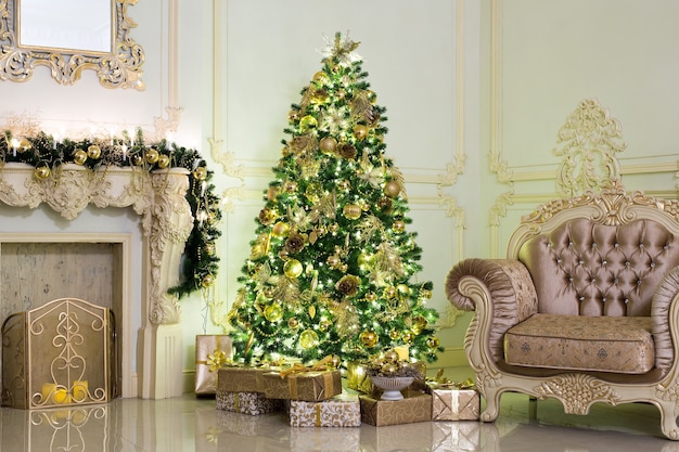 Interior de sala de estar de lujo decorado con elegante árbol de Navidad.