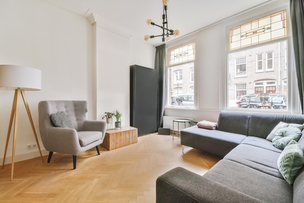 El interior de una sala de estar moderna con muebles apropiados y vistas desde la ventana en un acogedor apartamento residencial