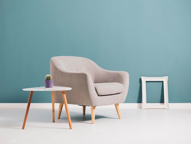 Interior de la sala de estar con muebles minimalistas.