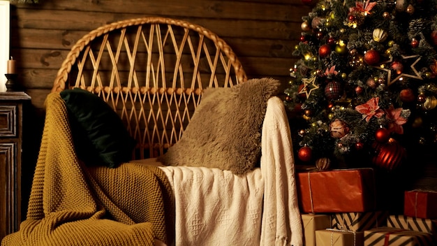 Interior de la sala de estar de Navidad con un acogedor sillón y árbol de Navidad