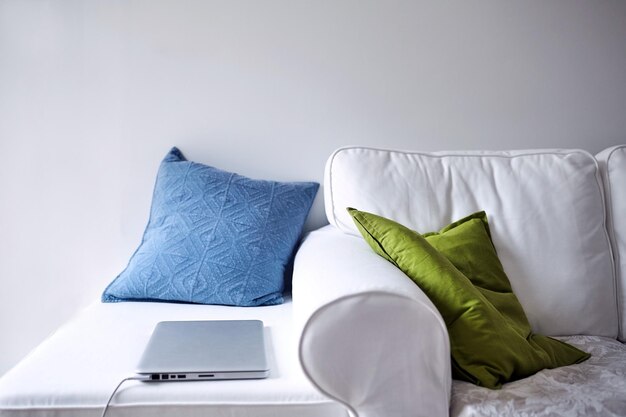 Interior de la sala de estar con pared enyesada blanca Habitación con un diseño minimalista ligero moderno