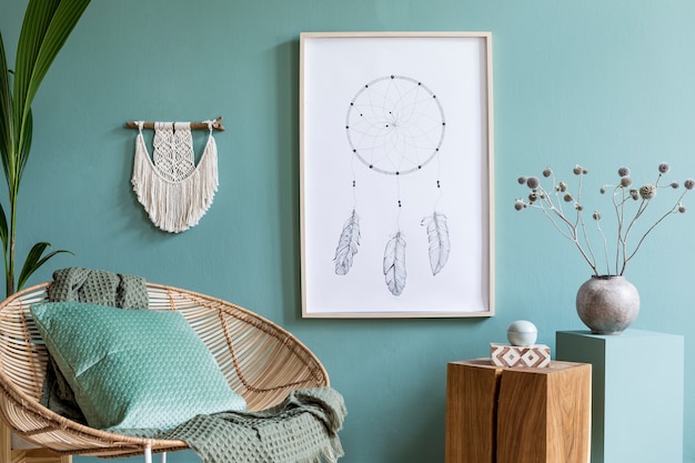 Interior de la sala de estar con sillón de ratán de marco de póster simulado y plantilla de accesorios boho